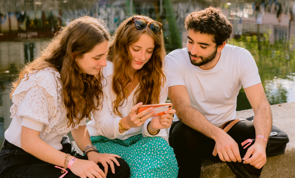 étudiants inseec près du canal saint-martin