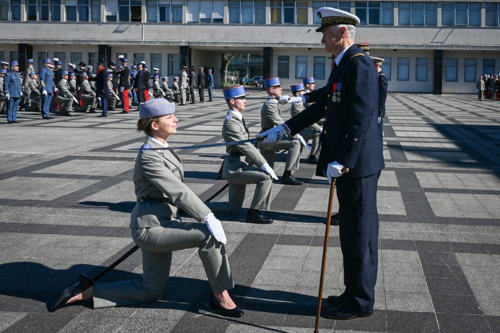 partenariat inseec saint cyr : jeune femme en uniforme genou à terre