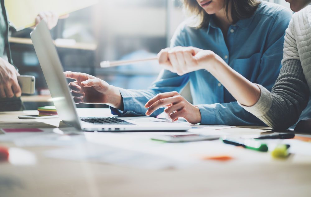 Etudiant et tutrice qui travaille sur un projet alternance en audit et contrôle de gestion formation finance de l'inseec