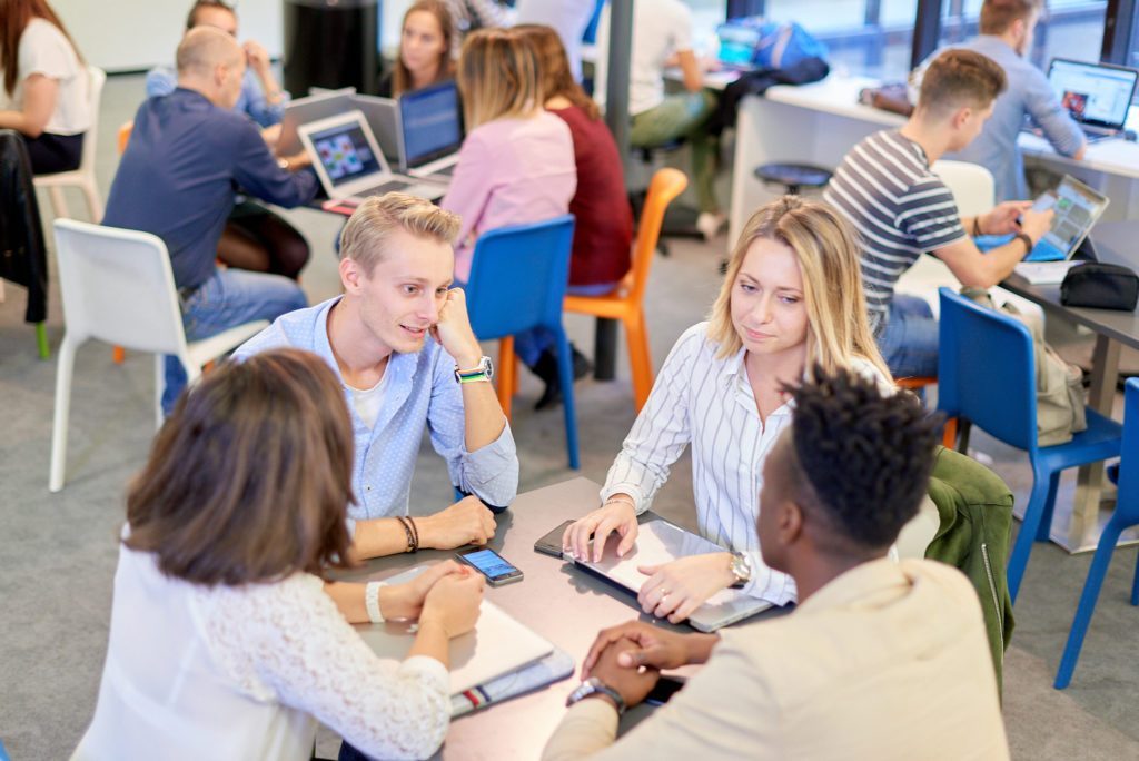 Etudiants du campus lyonnais qui travaillent en groupe