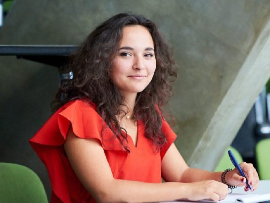 Etudiante qui révise seule ses cours de finance dans les locaux de l'INSEEC