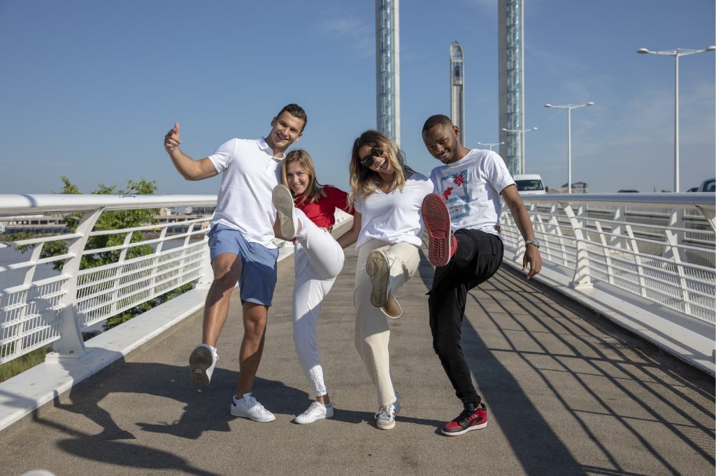 Etudiants sportifs INSEEC sur un pont