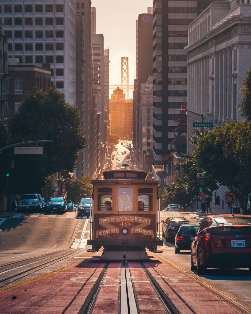 tramway dans le centre-ville de San Francisco proche du campus INSEEC