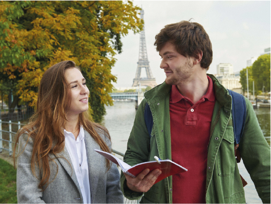 Etudiants de l'inseec qui discute de leur formation en finance en marchant dans Paris 