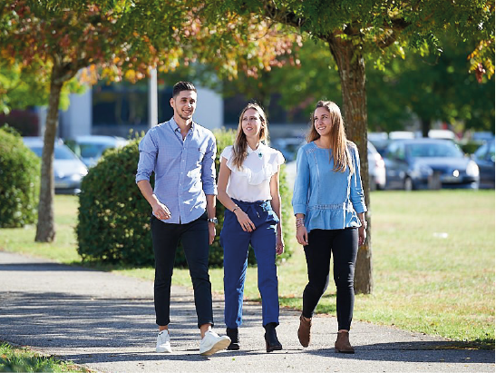 Etudiants qui marchent vers leur campus