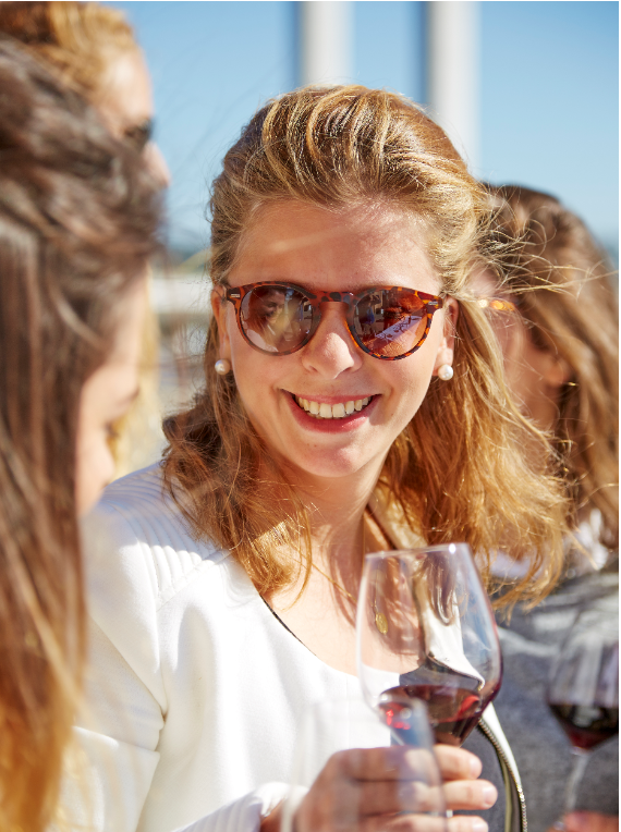 etudiante en formation vin, dégustant sur la terrasse du campus de bordeaux