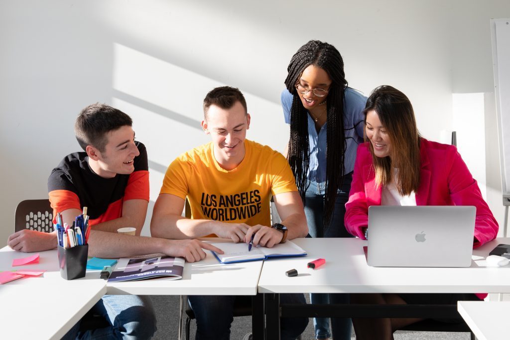 étudiants de l'école de commerce INSEEC Bachelor en train de réviser un examen