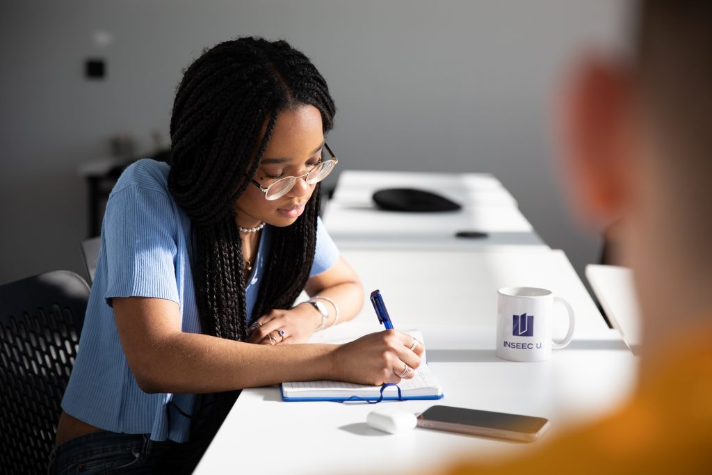 étudiante de l'école de commerce INSEEC Bachelor en train d'étudier