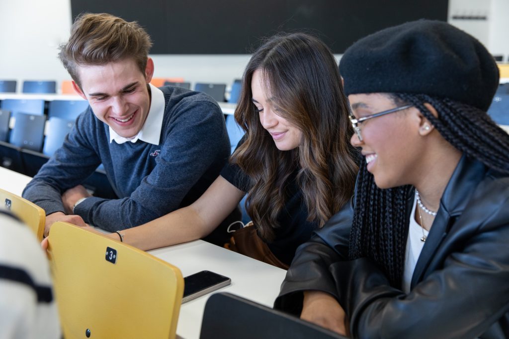 étudiants de l'école de commerce INSEEC en train de travailler en groupe
