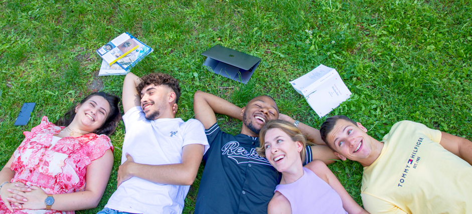 Etudiants INSEEC Grande Ecole faisant une pause après avoir travaillé sur un projet de groupe
