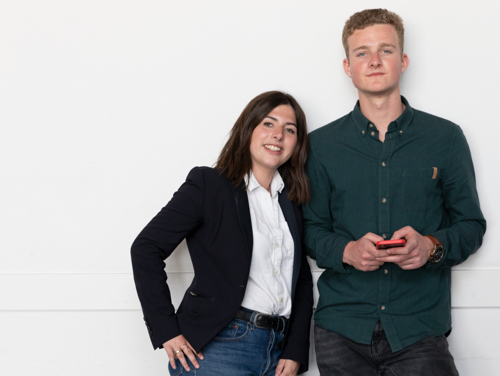 deux étudiants de l'école de commerce INSEEC appuyés l'un contre l'autre et souriant