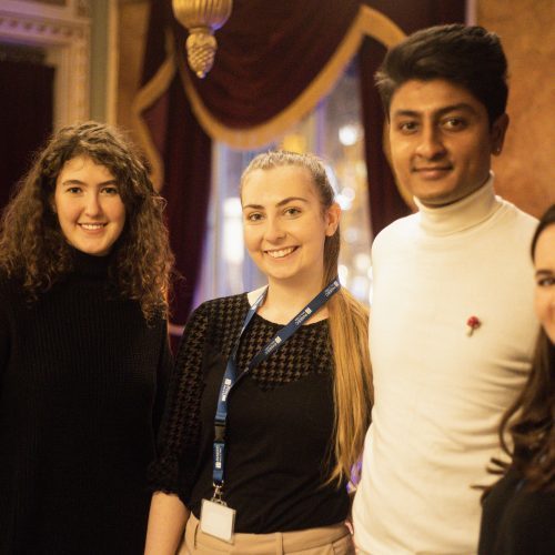 étudiants en luxe msc fashion marketing design brand strategies qui sourient