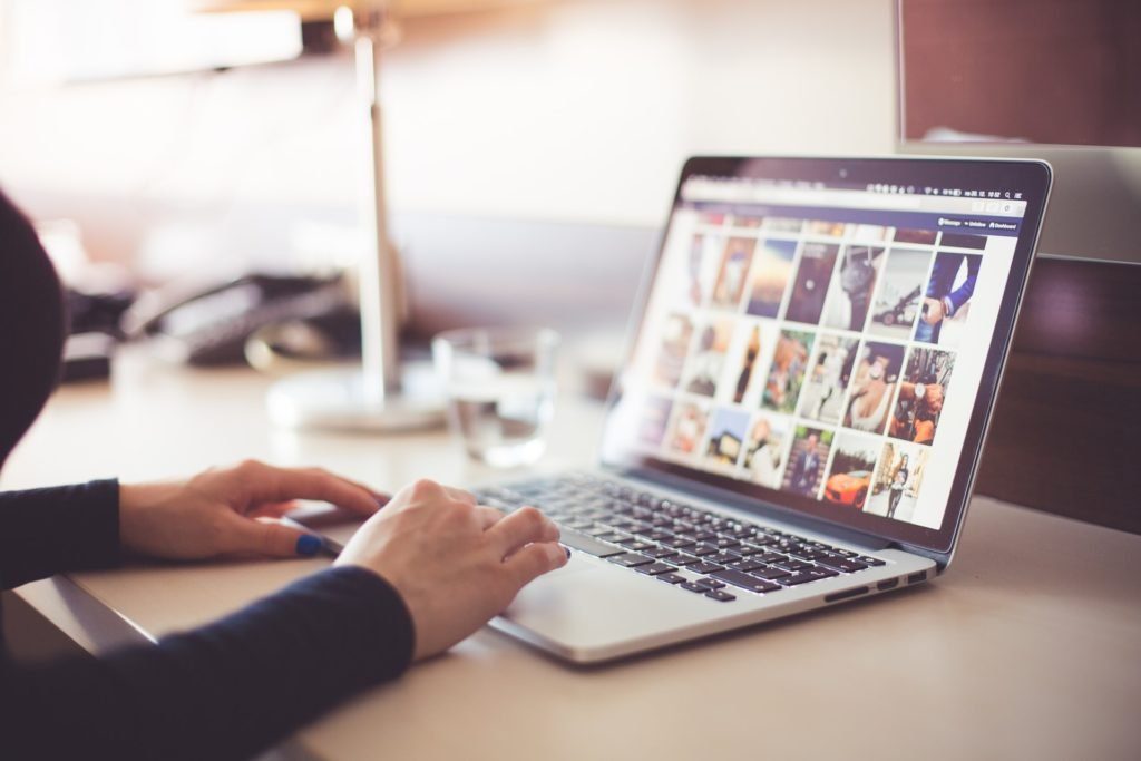 une étudiante travaille sur un projet digital sur son ordinateur