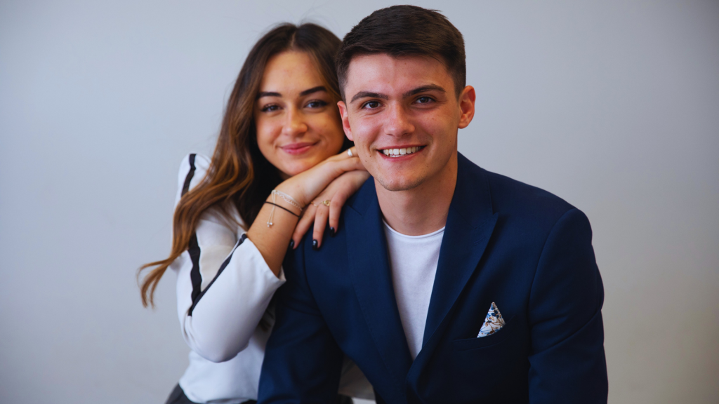 Photo de Hugo et Emma étudiants au BBA INSEEC