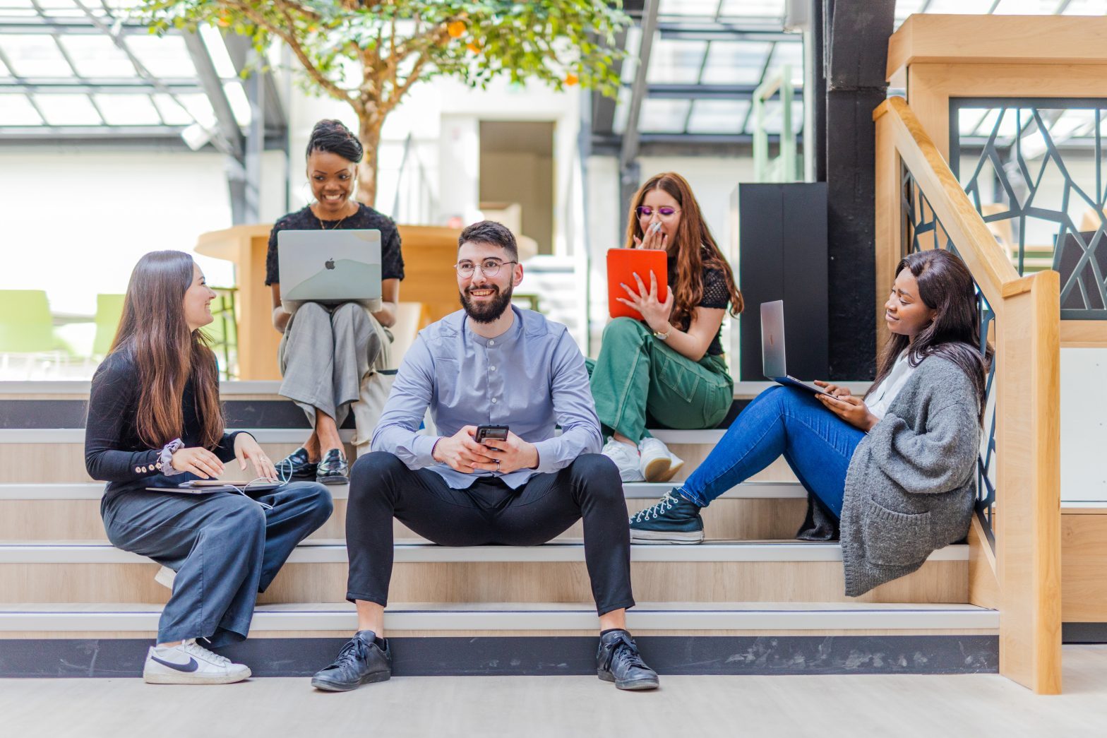 Trois étudiants avec ordinateurs