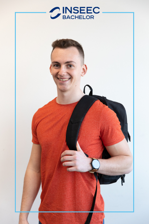 un étudiant de l'école de commerce INSEEC porte son sac et sourit