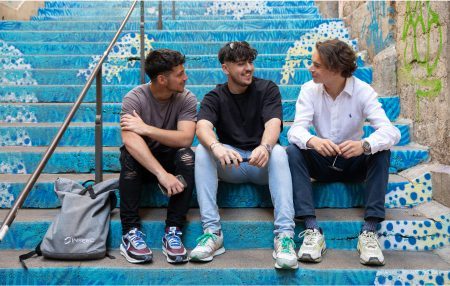 3 etudiants BBA assis sur des marches-street