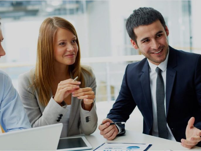 Groupe d'étudiants qui présente un projet de finance en gestion de patrimoine