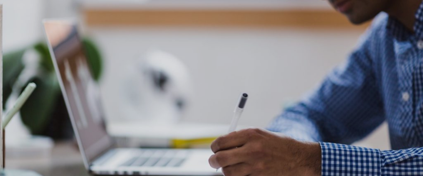 etudiant qui travaille devant son ordinateur son cours de droit des établissement de sante.