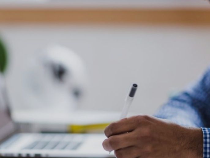 etudiant qui travaille devant son ordinateur son cours de droit des établissement de sante.