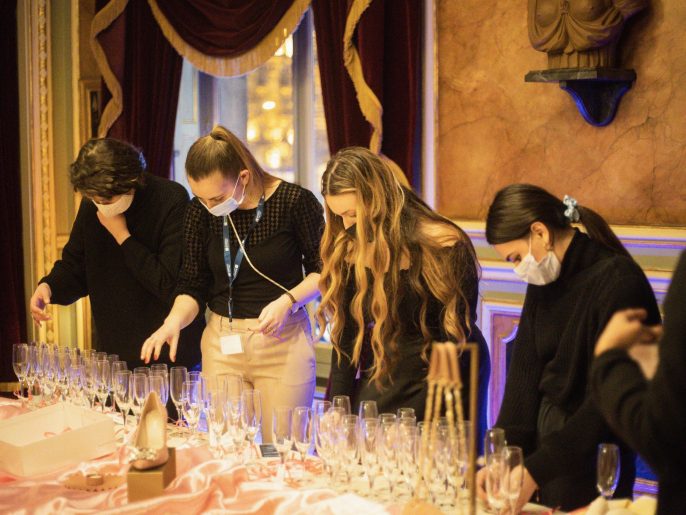 étudiants préparant un événement luxe