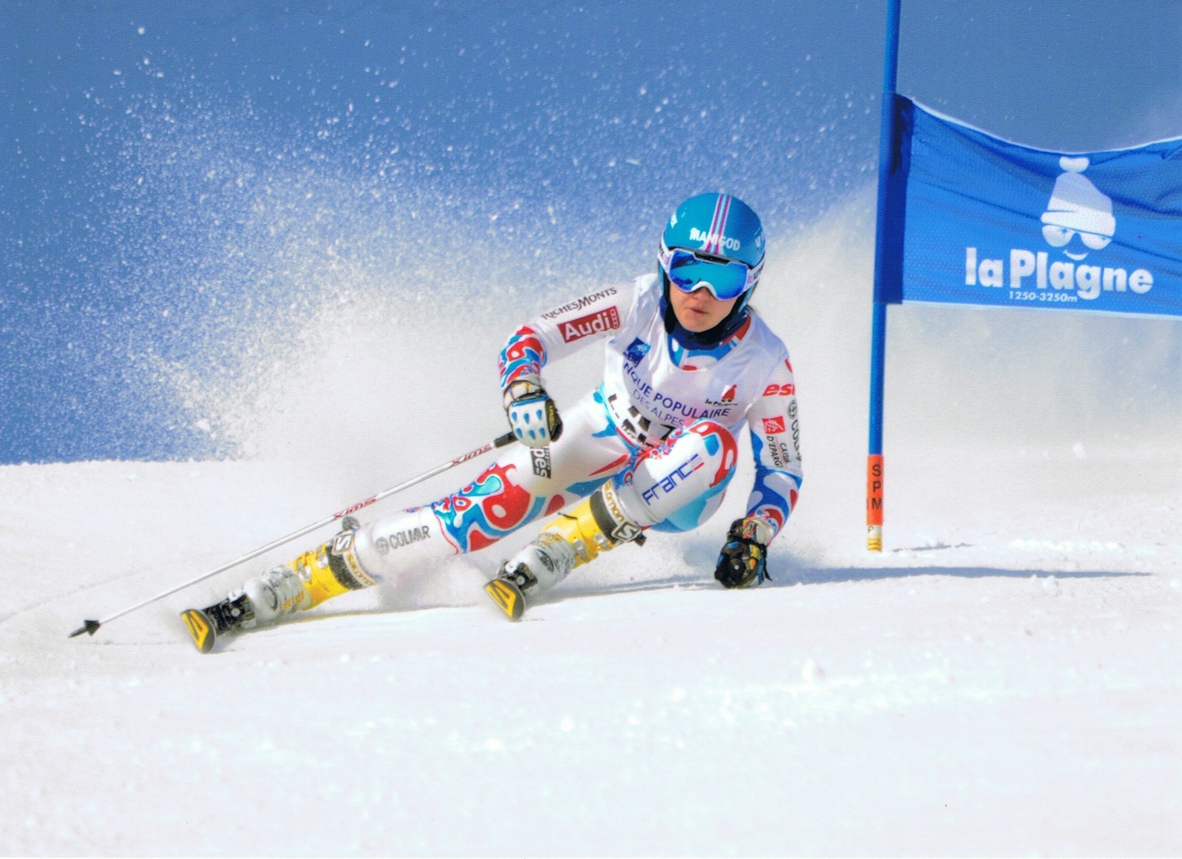 Skieuse sur un parcours slalom