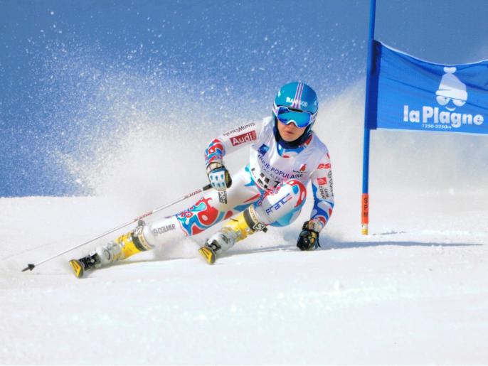 Skieuse sur un parcours slalom