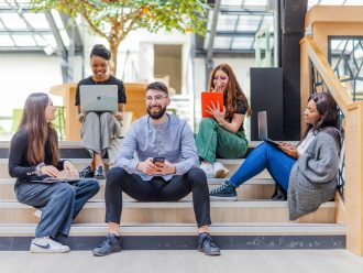 Trois étudiants avec ordinateurs
