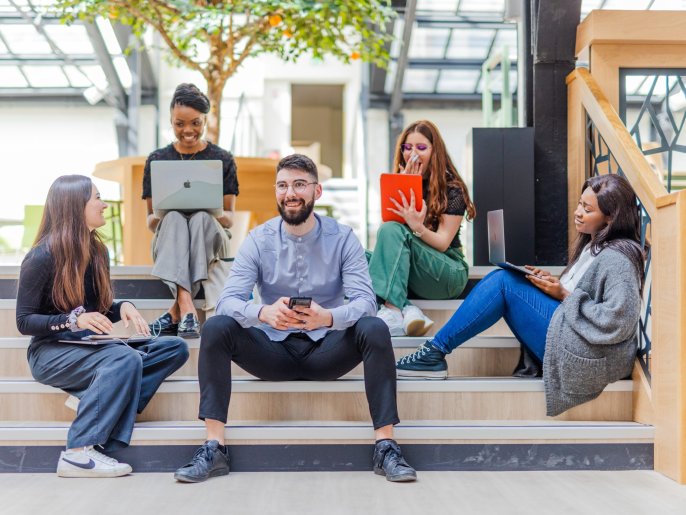 Trois étudiants avec ordinateurs