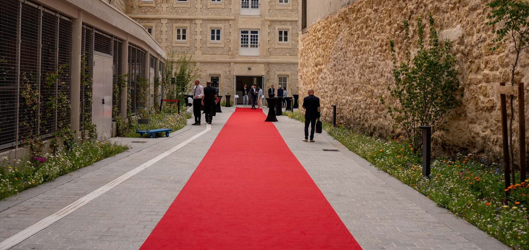 Tapis rouge devant le 136 quais des Chartrons à Bordeaux
