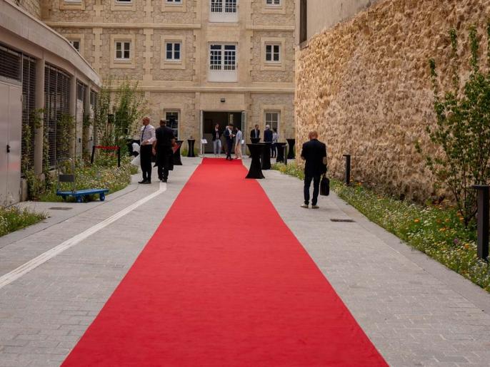 Tapis rouge devant le 136 quais des Chartrons à Bordeaux