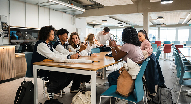 Photo de la cafétéria à l’intérieur du campus de Bordeaux de l’école de commerce INSEEC