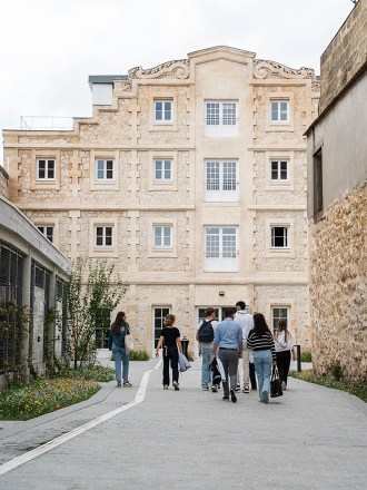 Photo of students in front of the Bordeaux campus of the INSEEC business school