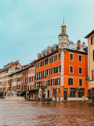 Photo of the clock in Chambéry town centre
