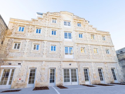 Photo du campus de Bordeaux de l’école de commerce INSEEC dans l’ancien Hôtel des Ventes des Chartrons