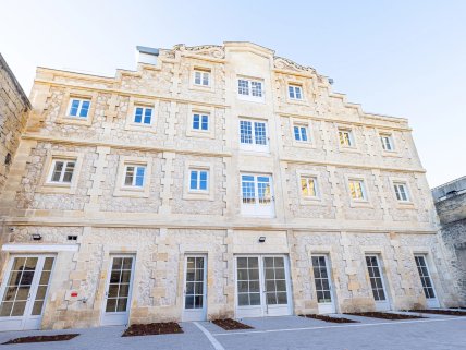 Photo du campus de Bordeaux de l’école de commerce INSEEC dans l’ancien Hôtel des Ventes des Chartrons