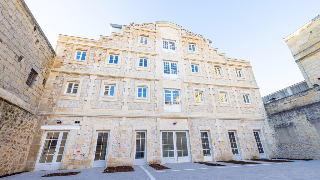 Photo du campus de Bordeaux de l’école de commerce INSEEC dans l’ancien Hôtel des Ventes des Chartrons