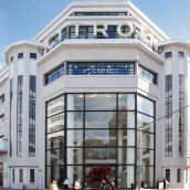 Photo du campus de Lyon de l’école de commerce INSEEC dans une ancienne usine Citroën rénovée