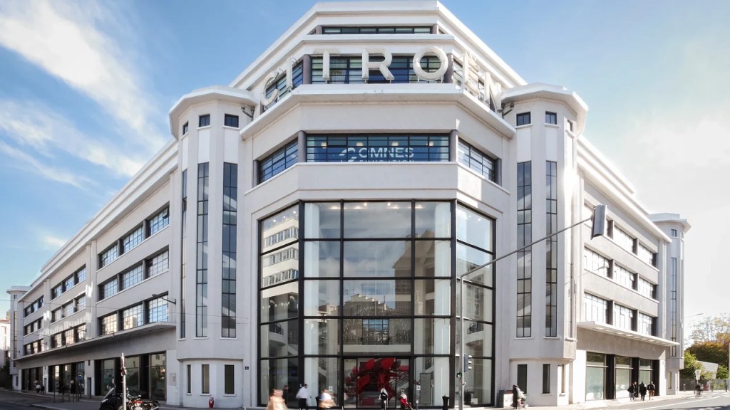 Photo du campus de Lyon de l’école de commerce INSEEC dans une ancienne usine Citroën rénovée