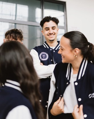 Groupe d’ambassadeurs de l’école de commerce INSEEC dans l’enceinte du campus de Lyon