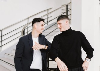 Étudiants de l’école de commerce INSEEC rigolant dans le hall du campus de Lyon