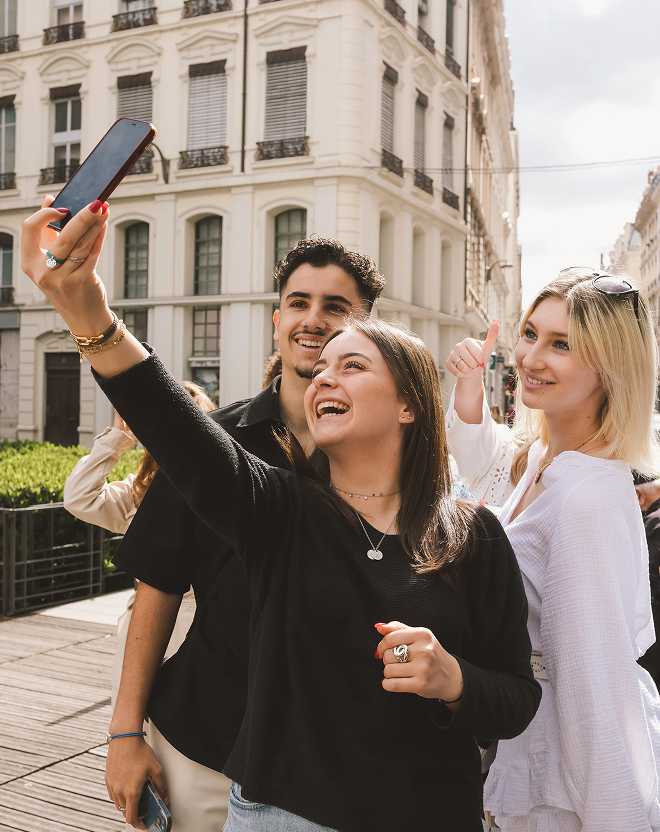 Groupe d’étudiants de l’école de commerce INSEEC prenant un selfie ensemble