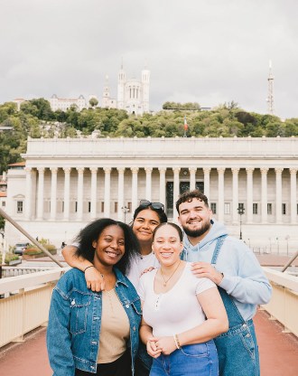Groupe d’étudiants de l’école de commerce INSEEC prenant la pose devant un bâtiment historique de Lyon