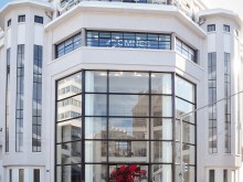 Photo du campus de Lyon de l’école de commerce INSEEC dans une ancienne usine Citroën rénovée