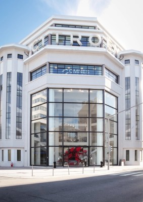 Photo du campus de Lyon de l’école de commerce INSEEC dans une ancienne usine Citroën rénovée