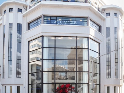 Photo du campus de Lyon de l’école de commerce INSEEC dans une ancienne usine Citroën rénovée