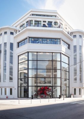 Photo du campus de Lyon de l’école de commerce INSEEC dans une ancienne usine Citroën rénovée