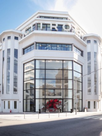 Photo du campus de Lyon de l’école de commerce INSEEC dans une ancienne usine Citroën rénovée