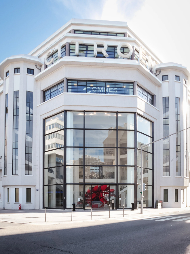 Photo du campus de Lyon de l’école de commerce INSEEC dans une ancienne usine Citroën rénovée