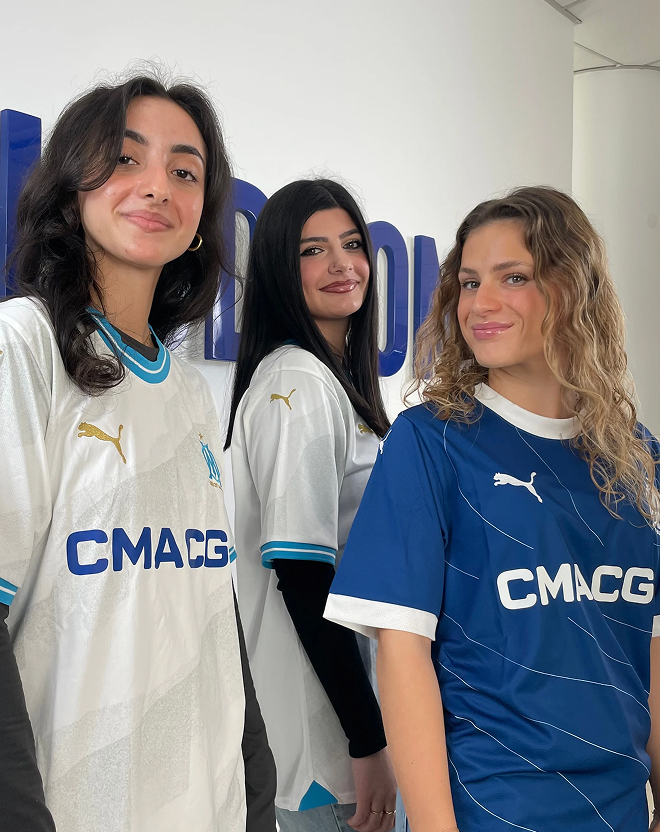 Photo d’étudiantes portant le maillot de l’Olympique de Marseille au sein du Vélodrome